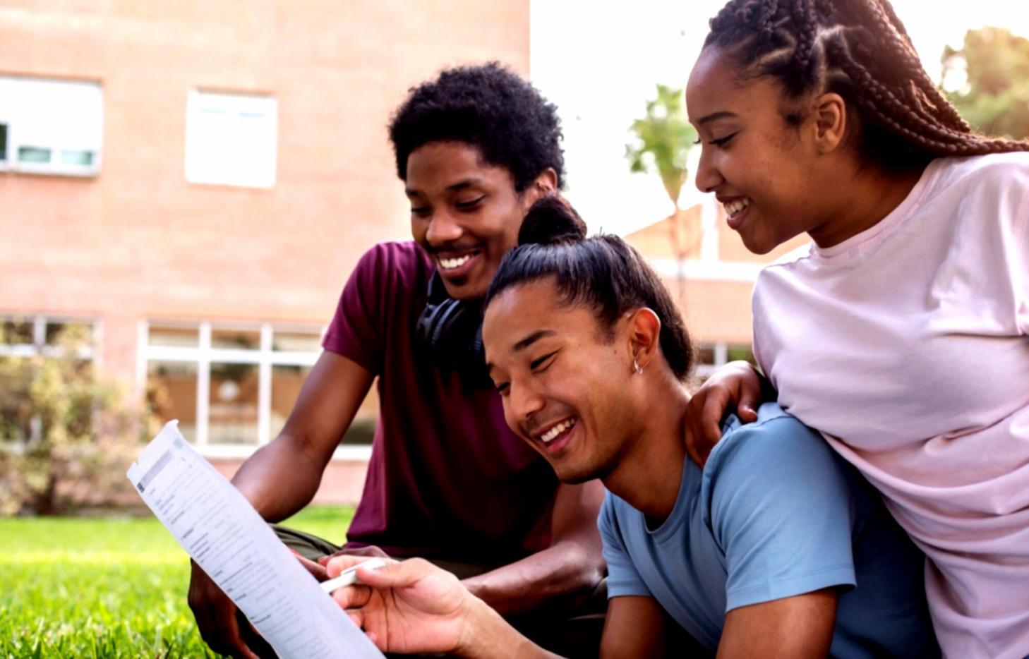 Estudiantes trabajando en análisis financiero con documentos y calculadoras