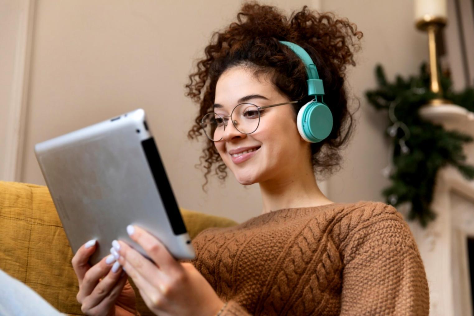 Profesionales analizando datos financieros en oficina moderna