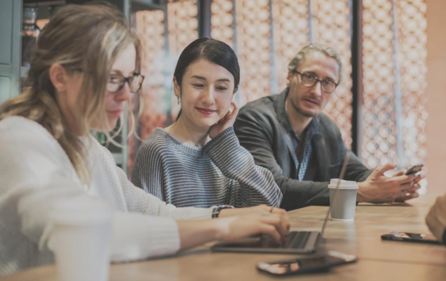 Equipo profesional revisando análisis financieros en sala de juntas